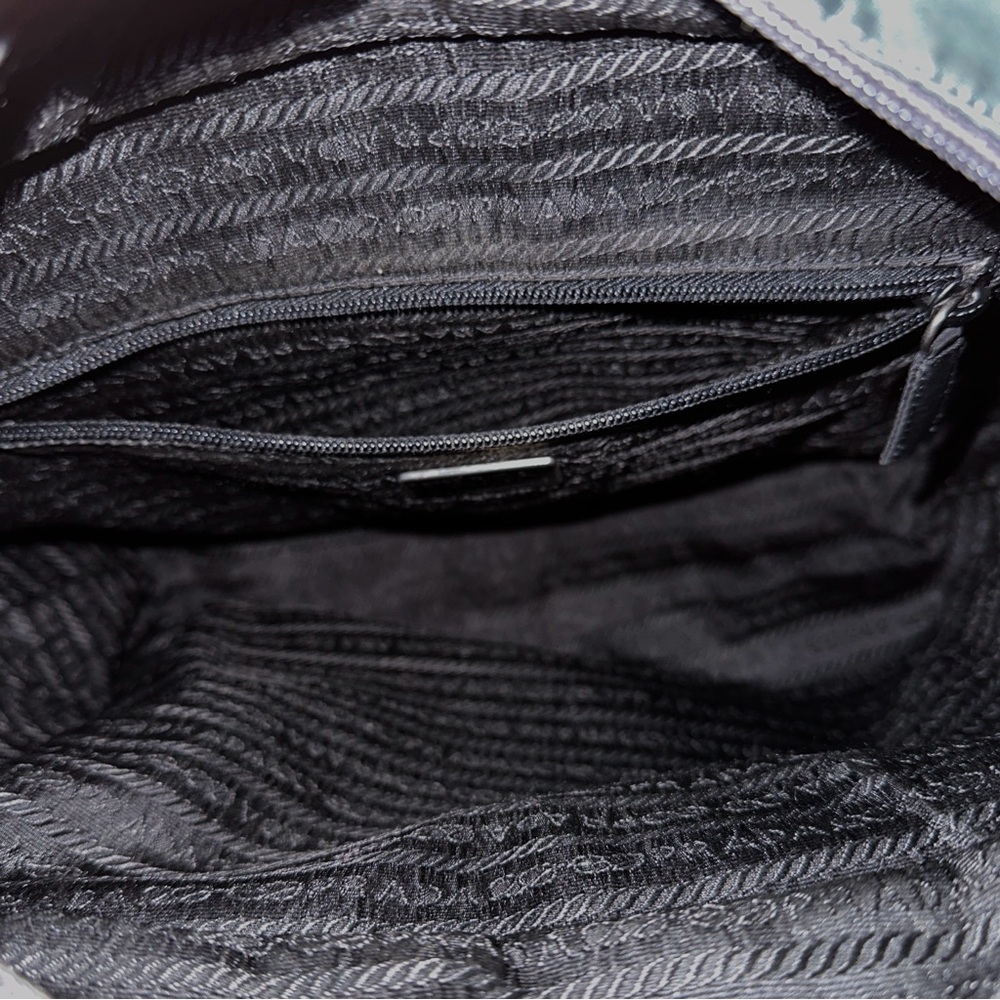 AUTHENTIC Prada tote/handbag. Color: Green. - Picture 12 of 16